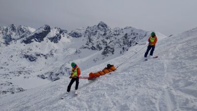 Kandydaci na ratowników TOPR szkolą się na Kasprowym Wierchu.