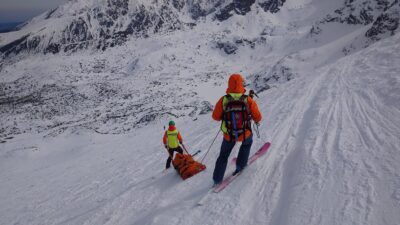 Kandydaci na ratowników TOPR szkolą się na Kasprowym Wierchu.