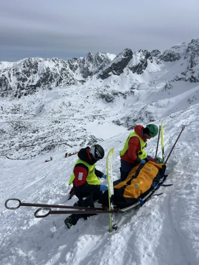Kandydaci na ratowników TOPR szkolą się na Kasprowym Wierchu.