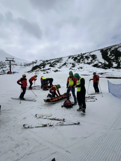 Kandydaci na ratowników TOPR szkolą się na Kasprowym Wierchu.