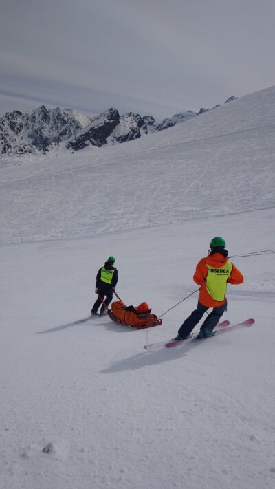 Kandydaci na ratowników TOPR szkolą się na Kasprowym Wierchu.